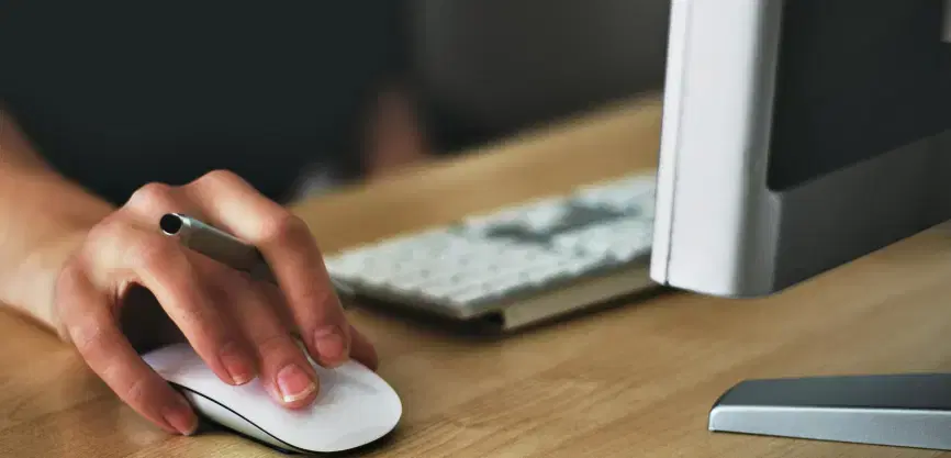 Personas con mano en ratón de PC