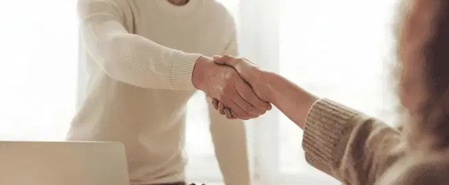 Personas saludando con las manos